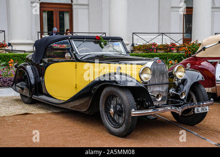 BADEN Baden, Allemagne - juillet 2019 : jaune noir Bugatti Type 57 roadster cabrio 1934 oldtimer, réunion de Kurpark. Banque D'Images