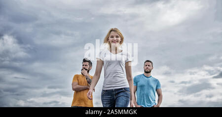 Concept de leadership. Femme en face d'hommes se sentent en confiance. Aller de l'avant l'appui de l'équipe masculine. Ce qui rend la femme leader. Qualités chef fille possèdent naturellement. Les femmes influentes leader. Banque D'Images