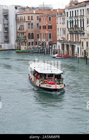 Un certain nombre de monde 2 voile vaporetto sur le Grand Canal à Venise, Italie. Vu depuis le pont du Rialto. Banque D'Images