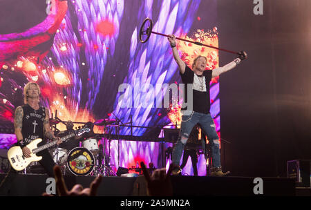 20 octobre 2019, Tijuana, Baja California, Mexique : Duff McKagan, gauche, et Axl Rose du groupe Guns N' Roses en concert sur scène pendant un concert sur leurs pas dans cette vie la tour à l'Estadio Caliente. (Crédit Image : © Alfred KC/Zuma sur le fil) Banque D'Images