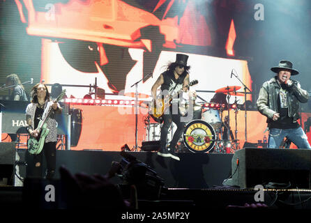 Octobre 21, 2019, Tijuana, Baja California, Mexique : Richard Fortus, gauche, Slash, Axl Rose et du groupe de rock Guns N' Roses en concert sur scène pendant un concert sur leurs pas dans cette vie la tour à l'Estadio Caliente. (Crédit Image : © Alfred KC/Zuma sur le fil) Banque D'Images