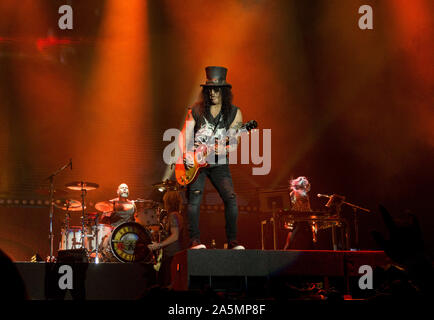 Octobre 21, 2019, Tijuana, Baja California, Mexique : Slash, guitariste du groupe de rock Guns N' Roses joue sur scène pendant un concert sur leurs pas dans cette vie la tour à l'Estadio Caliente. (Crédit Image : © Alfred KC/Zuma sur le fil) Banque D'Images