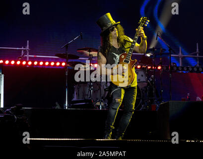 Octobre 21, 2019, Tijuana, Baja California, Mexique : guitariste Slash du groupe Guns N' Roses joue sur scène pendant un concert sur leurs pas dans cette vie la tour à l'Estadio Caliente. (Crédit Image : © Alfred KC/Zuma sur le fil) Banque D'Images