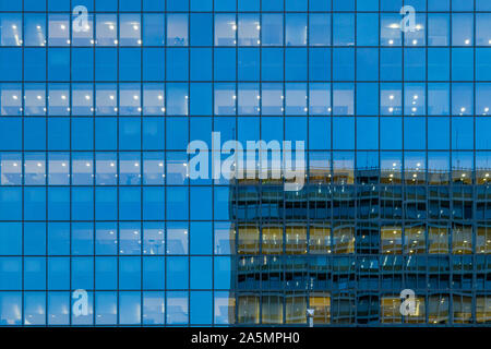 Athènes, Grèce, les réflexions sur le côté d'un gratte-ciel de verre, dans le centre-ville d'Athènes. Banque D'Images