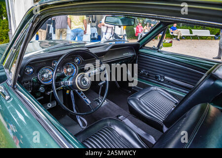 BADEN Baden, Allemagne - juillet 2019 : intérieur en cuir noir de première génération de la Ford Mustang décapotable 1964 1973, oldtimer réunion de Kurpark. Banque D'Images