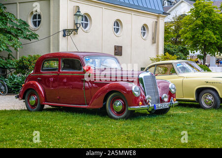 BADEN Baden, Allemagne - juillet 2019 : rouge foncé MERCEDES-BENZ 220 W187 berline limousine oldtimer, réunion de Kurpark. Banque D'Images