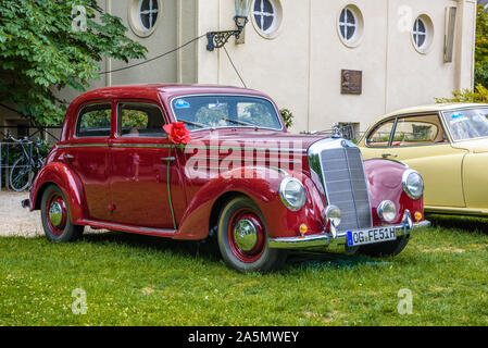 BADEN Baden, Allemagne - juillet 2019 : rouge foncé MERCEDES-BENZ 220 W187 berline limousine oldtimer, réunion de Kurpark. Banque D'Images