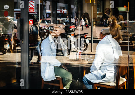 Barcelone, Espagne - 05 novembre 2017 : La vue de la rue de l'intérieur discuter couple bar café terrasse à Barcelone de boire un Coca-Cola peut Banque D'Images