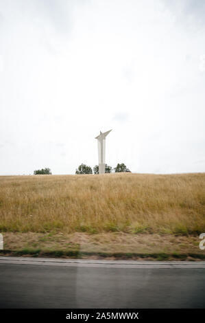 Paris, France - Jul 14, 2011 : Croix Jésus Christ statue moderne vu de l'autoroute de l'autoroute Banque D'Images