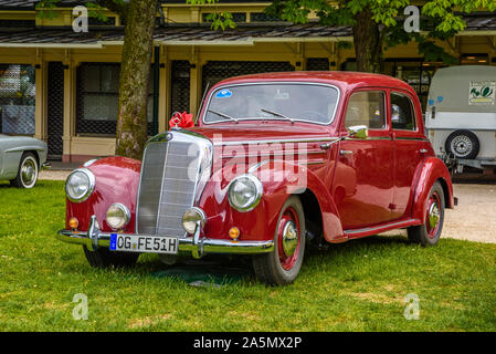 BADEN Baden, Allemagne - juillet 2019 : rouge foncé MERCEDES-BENZ 220 W187 berline limousine oldtimer, réunion de Kurpark. Banque D'Images