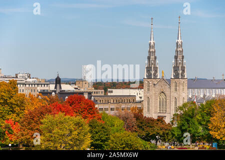 Ottawa, CA - 9 octobre 2019 : La Basilique de Notre-Dame à l'automne Banque D'Images