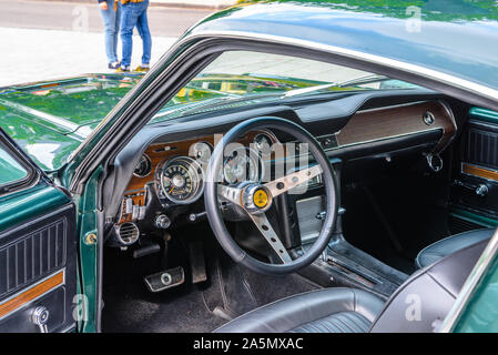 BADEN Baden, Allemagne - juillet 2019 : intérieur en cuir noir de première génération de la Ford Mustang décapotable 1964 1973, oldtimer réunion de Kurpark. Banque D'Images