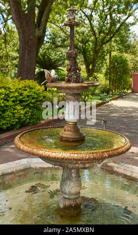 Décoration fontaine d'eau dans la cour du palais rural Banque D'Images