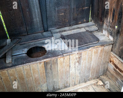 Deux places abandonnées outhouse in woods Banque D'Images