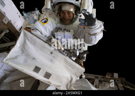 Washington, United States. 21 Oct, 2019. L'astronaute de la NASA Jessica Meir est photographié au cours d'une sortie dans l'astronaute de la NASA avec Christina Koch (hors cadre). La paire s'est aventurée dans le vide de l'espace pour sept heures et 17 minutes de remplacer une batterie défectueuse (unité de charge/décharge) BCDU avec une pièce de rechange pendant la première sortie extravéhiculaire de femme. Le BCDU régule la charge des batteries qui collecte et distribution de l'énergie solaire pour les systèmes du laboratoire en orbite. Crédit : NASA/UPI UPI/Alamy Live News Banque D'Images