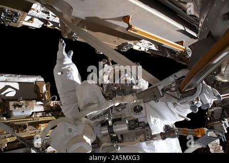 Washington, United States. 21 Oct, 2019. L'astronaute de la NASA Jessica Meir est photographié au cours d'une sortie dans l'astronaute de la NASA avec Christina Koch (hors cadre). La paire s'est aventurée dans le vide de l'espace pour sept heures et 17 minutes de remplacer une batterie défectueuse (unité de charge/décharge) BCDU avec une pièce de rechange pendant la première sortie extravéhiculaire de femme. Le BCDU régule la charge des batteries qui collecte et distribution de l'énergie solaire pour les systèmes du laboratoire en orbite. Crédit : NASA/UPI UPI/Alamy Live News Banque D'Images