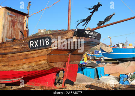 Au premier plan est l'un des plus vieux bateaux de la plus grande flotte de pêche plage-lancé, basé à Hastings. Ce bateau est de clinker construction. Banque D'Images