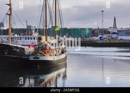 Vue sur le vieux port de Reykjavík, Islande, de bateaux de pêche en premier plan, et front de mer spectaculaire skyline Banque D'Images