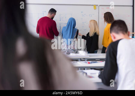 L'Architecture des femmes au travail de l'enseignant. Femme professeur expliquer les projets architecturaux pour les étudiants. Belle architecture d'université Professeur e Banque D'Images