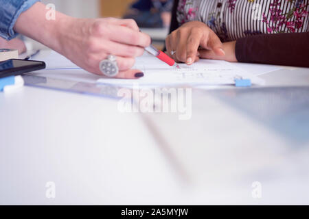 L'Architecture des femmes au travail de l'enseignant. Femme professeur expliquer les projets architecturaux pour les étudiants. Belle architecture d'université Professeur e Banque D'Images