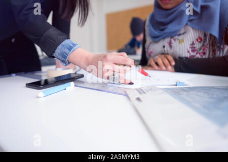 L'Architecture des femmes au travail de l'enseignant. Femme professeur expliquer les projets architecturaux pour les étudiants. Belle architecture d'université Professeur e Banque D'Images