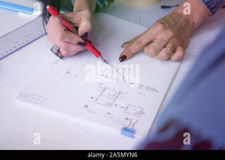 L'Architecture des femmes au travail de l'enseignant. Femme professeur expliquer les projets architecturaux pour les étudiants. Belle architecture d'université Professeur e Banque D'Images