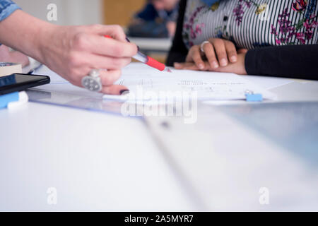 L'Architecture des femmes au travail de l'enseignant. Femme professeur expliquer les projets architecturaux pour les étudiants. Belle architecture d'université Professeur e Banque D'Images