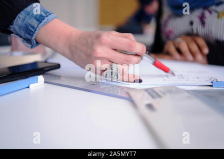 L'Architecture des femmes au travail de l'enseignant. Femme professeur expliquer les projets architecturaux pour les étudiants. Belle architecture d'université Professeur e Banque D'Images