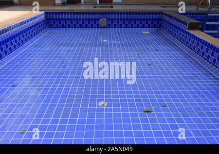 Libre piscine vide après la remise en état et d'attendre que le processus de nettoyage Banque D'Images
