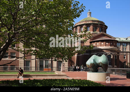 Campus de l'université de Columbia dans la région de Morningside Heights, New York, USA. Revson Plaza, un pont qui relie le campus sur Amsterdam Avenue, avec Philosop Banque D'Images