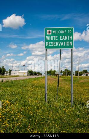 Callaway, Minnesota. Panneau de bienvenue pour la réserve indienne de la Terre Blanche. Banque D'Images