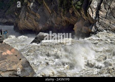 La Gorge du tigre bondissant, un canyon pittoresque sur la rivière Jinsha, principal affluent de la partie supérieure de la rivière Yangtze. Près de la ville de Lijiang, Yunnan Province, China. Banque D'Images