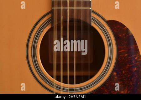 Une guitare avec des cordes en mouvement. Banque D'Images