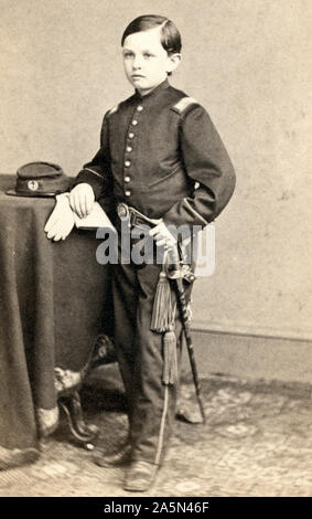 Portrait de Tad Lincoln, fils du président Abraham Lincoln, debout, vêtu d'un uniforme de type militaire, 1860 Banque D'Images