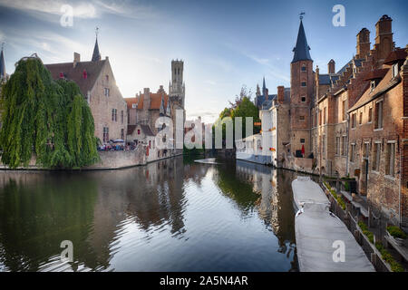 Bruges avec de l'eau canal à la fin de l'après-midi, Flandre orientale, Belgique Banque D'Images