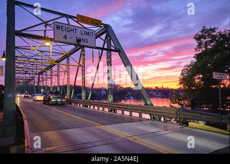 Les voitures et camions traversant la rivière Delaware de Lambertville pour un nouvel espoir à Sunsetr, New Jersey Banque D'Images