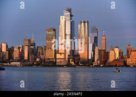 Bâtiments de Midtown Manhattan lumière chaude de l'après-midi vu de Weehawken, New Jersey Banque D'Images