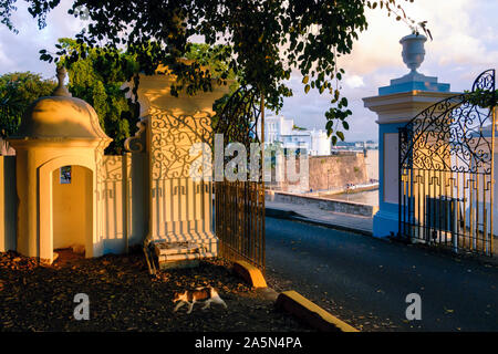 Porte avec une guérite avec le Governor's Mansion, Old San Juan, Puerto Rico Banque D'Images