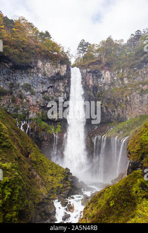 Chutes Kegon l'une des plus hautes cascades d'automne au Japon au Japon, le Parc National de Nikko. Banque D'Images