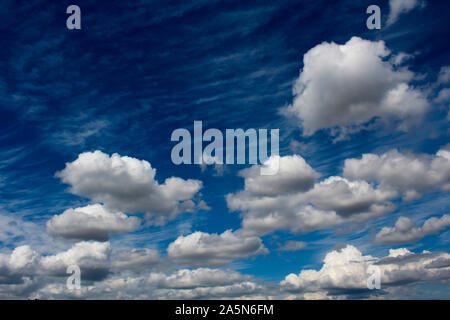 Des formations de nuages cumulus cumulostratus sur un après-midi de printemps sont en opposition contre le bleu azur du ciel australien avec un thème. Banque D'Images