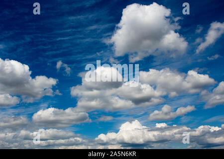Des formations de nuages cumulus cumulostratus sur un après-midi de printemps sont en opposition contre le bleu azur du ciel australien avec un thème. Banque D'Images