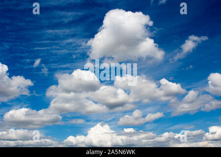 Des formations de nuages cumulus cumulostratus sur un après-midi de printemps sont en opposition contre le bleu azur du ciel australien avec un thème. Banque D'Images
