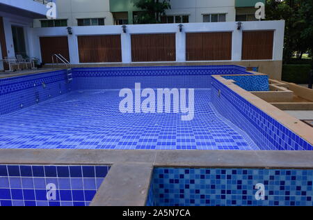Bangkok, Thaïlande - 18 octobre 2019 : vide piscine après rénovation en attente pour le nettoyage et l'eau de remplissage Banque D'Images