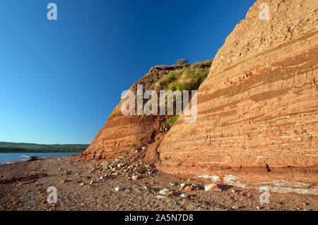 Les falaises rouges dans le parc provincial de Five Islands Banque D'Images