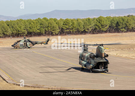 Un Eurocopter AS532 Cougar Espagnol et CH-47 Chinook avec groupe de travail "Toro taureaux noirs" se préparent à décoller au cours de l'effort commun de noir à la base aérienne d'Almagro, Espagne, le 16 octobre 2019. L'accord bilatéral de formation de l'aviation de l'interopérabilité entre les États-Unis et les forces de l'armée espagnole. SPMAGTF-CR-AF est déployée pour effectuer d'intervention en cas de crise et le théâtre des opérations de la sécurité en Afrique et de promouvoir la stabilité régionale en effectuant des exercices de formation militaire dans toute l'Europe et l'Afrique. (U.S. Marine Corps photo par le Cpl. Kenny Gomez) Banque D'Images