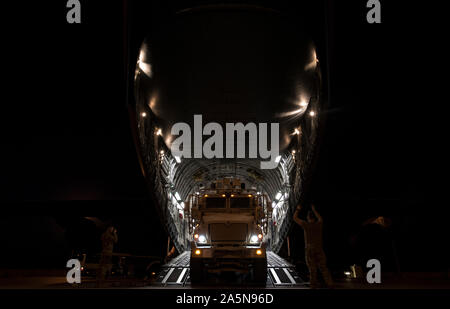 Les aviateurs américains affectés au 816th Escadron de transport aérien expéditionnaire à décharger des marchandises d'un C-17 Globemaster III, à l'aérodrome de Bagram, en Afghanistan, 20 octobre 2019. Le C-17 est capable de transporter des troupes et du matériel, d'effectuer des missions de transport aérien tactique et airdrop, et le transport de patients ambulatoires lors des évacuations aéromédicales. (U.S. Photo de l'Armée de l'air par le sergent. Matthieu Lotz) Banque D'Images