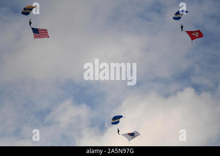 Les membres de l'US Air Force Academy Ailes de bleu et la République de Corée l'équipe de parachutistes de l'Armée de l'air à haute altitude à effectuer une démonstration d'ouverture faible au cours de la Seoul International Aerospace and Defence Exhibition 2019 à l'aéroport de Séoul, Corée, le 17 octobre 2019. Seoul ADEX service américain donne aux membres la possibilité de présenter des aviateurs, des aéronefs et de l'équipement pour le public coréen. (U.S. Photo de l'Armée de l'air par la Haute Airman Denise M. Jenson). Banque D'Images