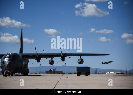 Un HC-130J Combattre King II repose sur la piste alors qu'un A-10 Thunderbolt II décolle à la base aérienne Davis-Monthan Air Force Base, Arizona, le 18 octobre 2019. D-M est le foyer de plusieurs aéronefs, tels que l'A-10, EC-130 Compass Call, HC-130J, HH-60G Pavehawk et plus encore. (U.S. Photo de l'Armée de l'air par la Haute Airman Mya M. Crosby) Banque D'Images