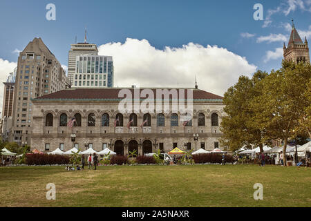 Boston, Massachusetts - Octobre 3rd, 2019 : Boston Public Library vu de la distance à Copley Square dans le quartier de Back Bay Banque D'Images