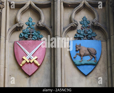 Mémorial des martyrs à St Giles' Oxford construit à la mémoire des évêques protestants du xvie siècle à gauche l'évêque de Londres droit les armoiries de la ville d'Oxford Banque D'Images
